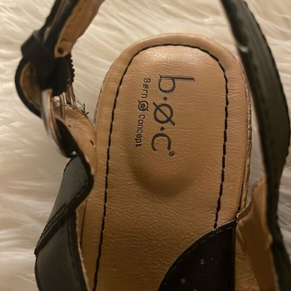 b.o.c. Born Concept Black Wedge T-strap Sandals - Picture 2 of 7